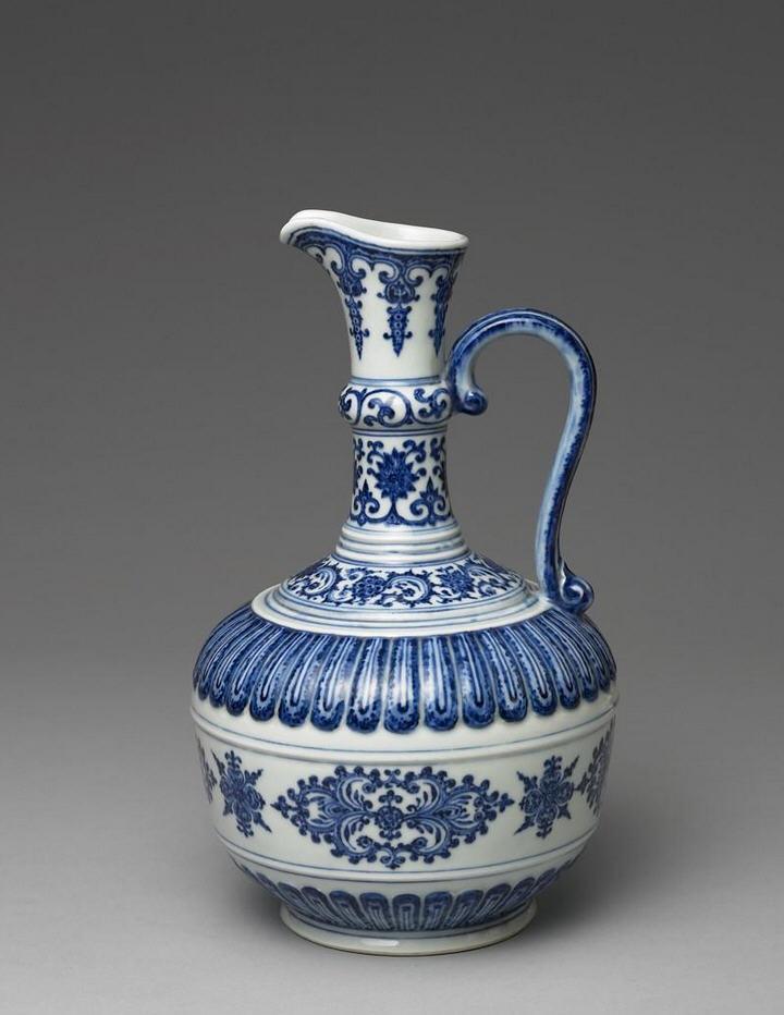 清雍正景德镇官窑青花菊瓣纹花浇