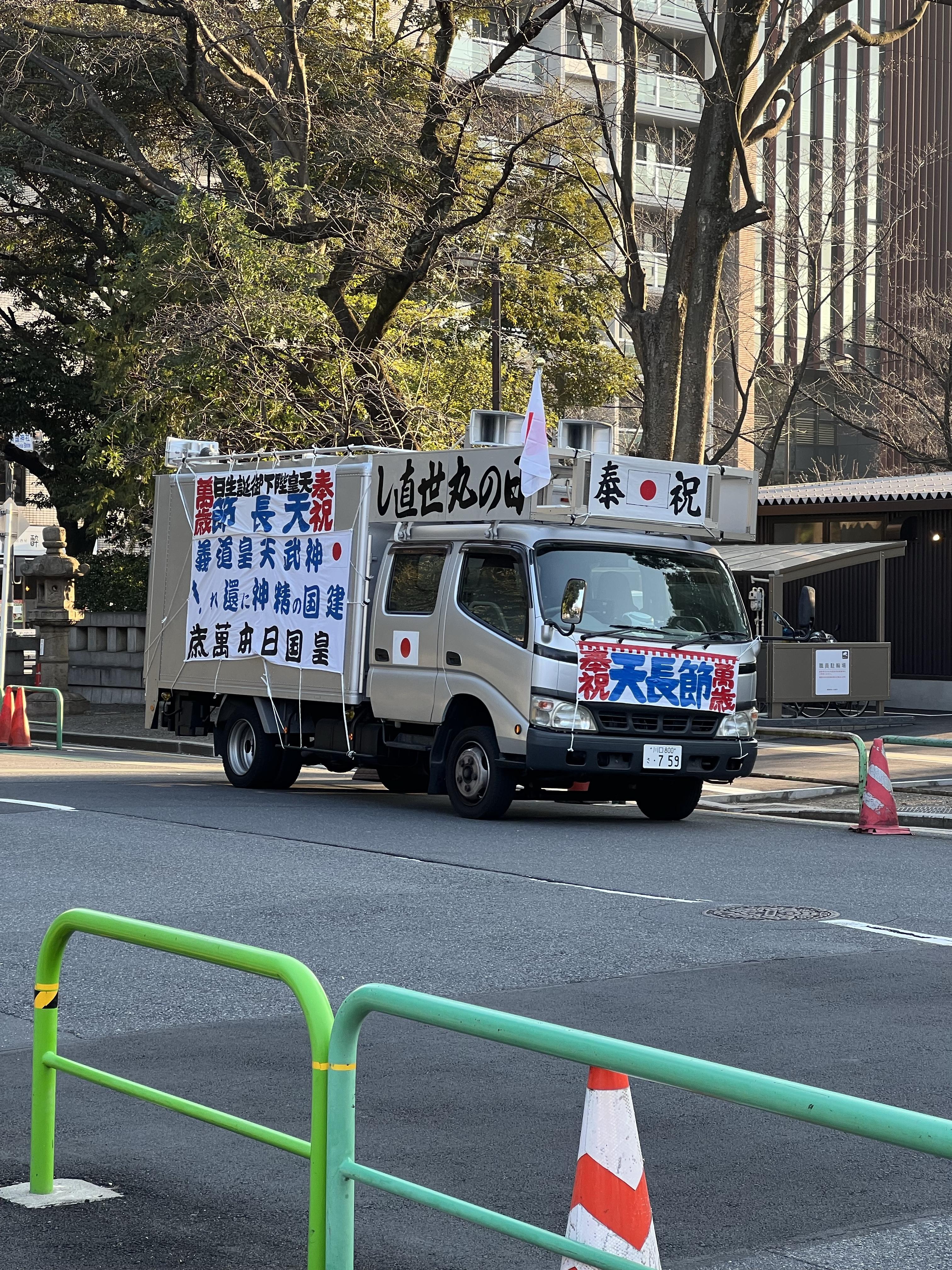 据说东京的九段下那一带樱花很美,被骂了很多年的靖国神社也在那里