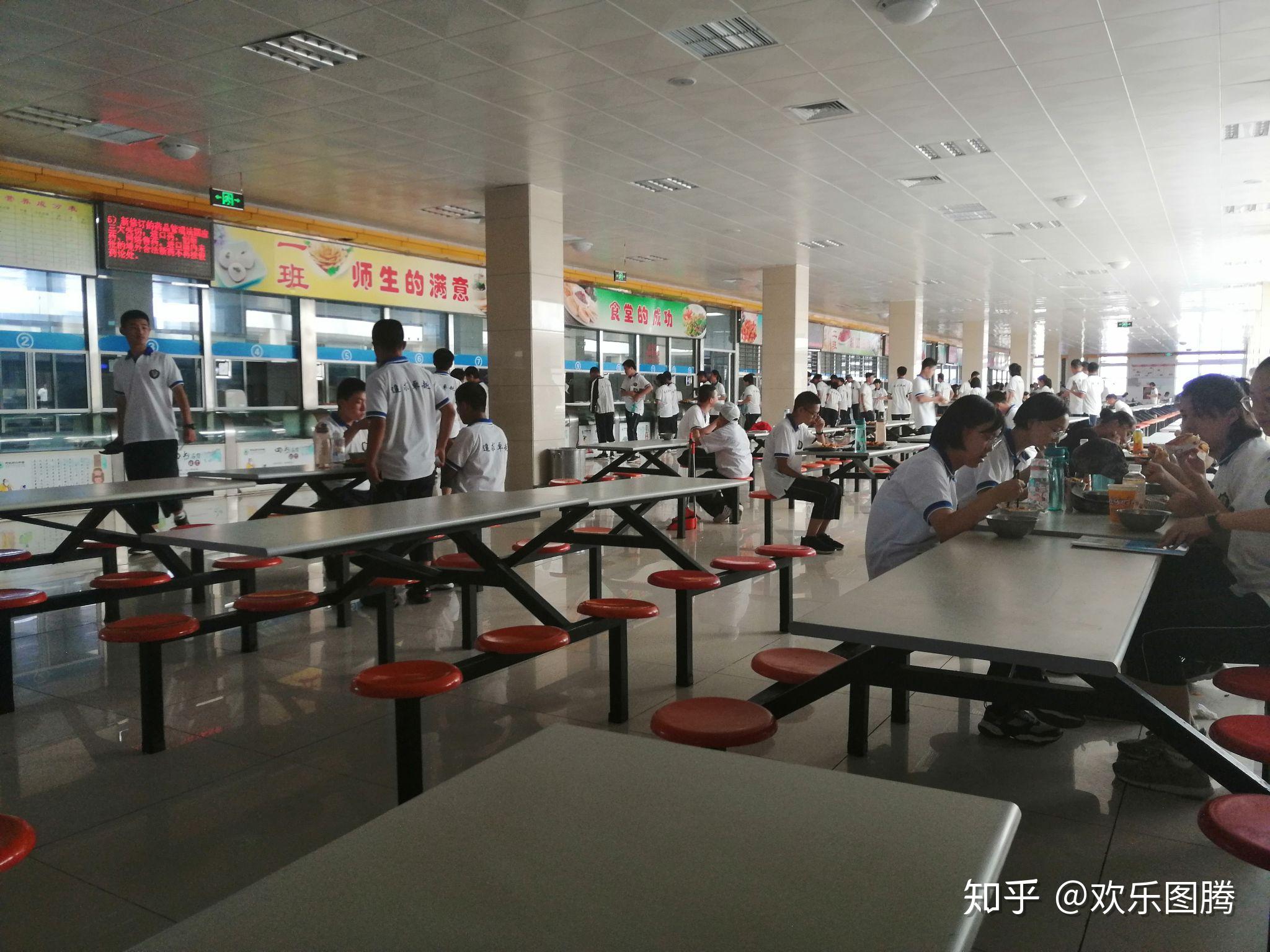 怎么看待衡水中学食堂不设板凳,让学生站着吃饭,为节省时间这一行为?