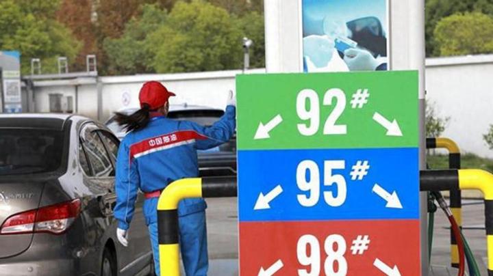 油价跳高新纪录92号汽油进入8元时代新能源车主笑了