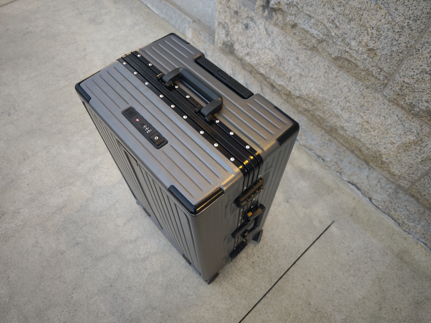 GaKior非时尚6防行李箱测评：200KG承重+4层进口科思创，出行首选