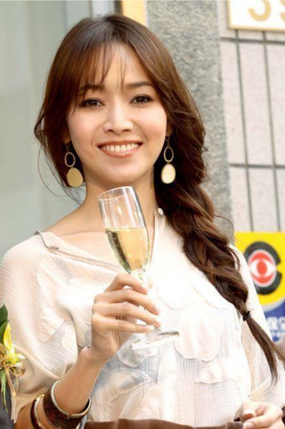 为什么周杰伦娶的是昆凌而不是侯佩岑或者蔡依林