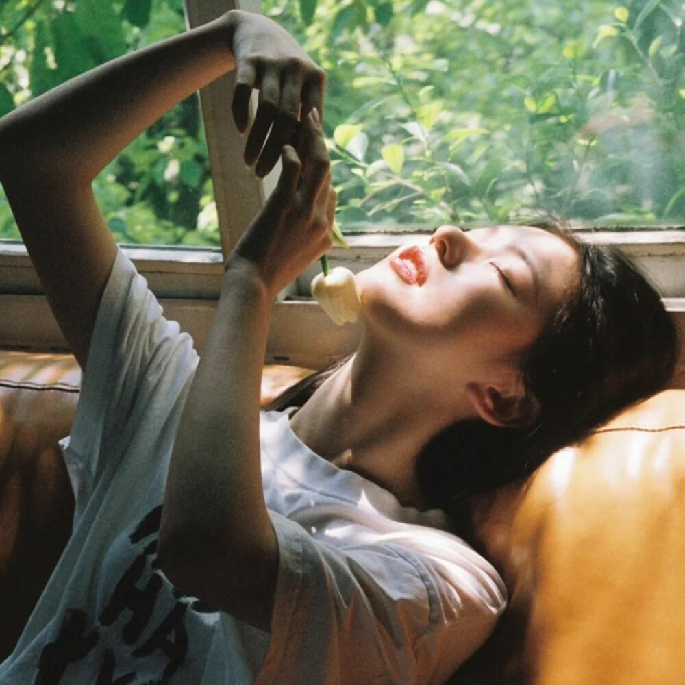 有氛围感的女生头像吗?求求? - 知乎
