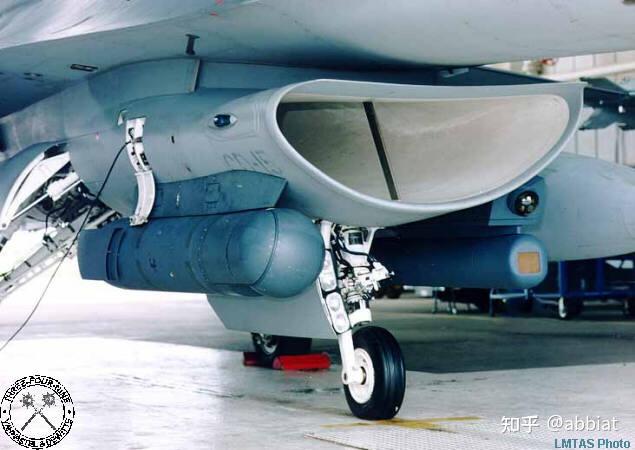 空军的一架f16战斗机在巴克利太空部队基地科罗拉多州前起落架故障