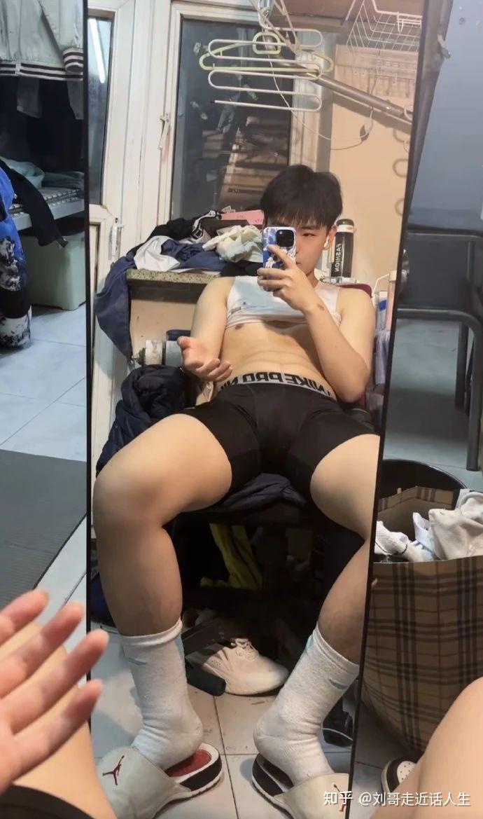 有没有帅哥腹肌体育生,看看腹肌?