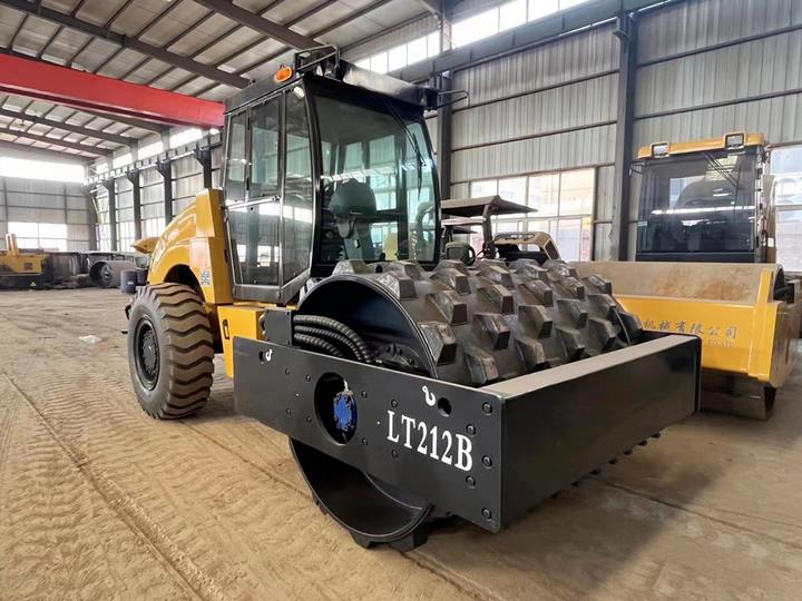 羊角碾式钢轮,12吨压路机的另一种打开方式!