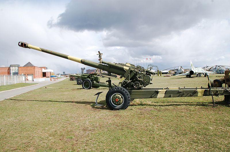 俄罗斯的2a65火炮是d20火炮换了根炮管 炮架什么的都一样 是真的吗?