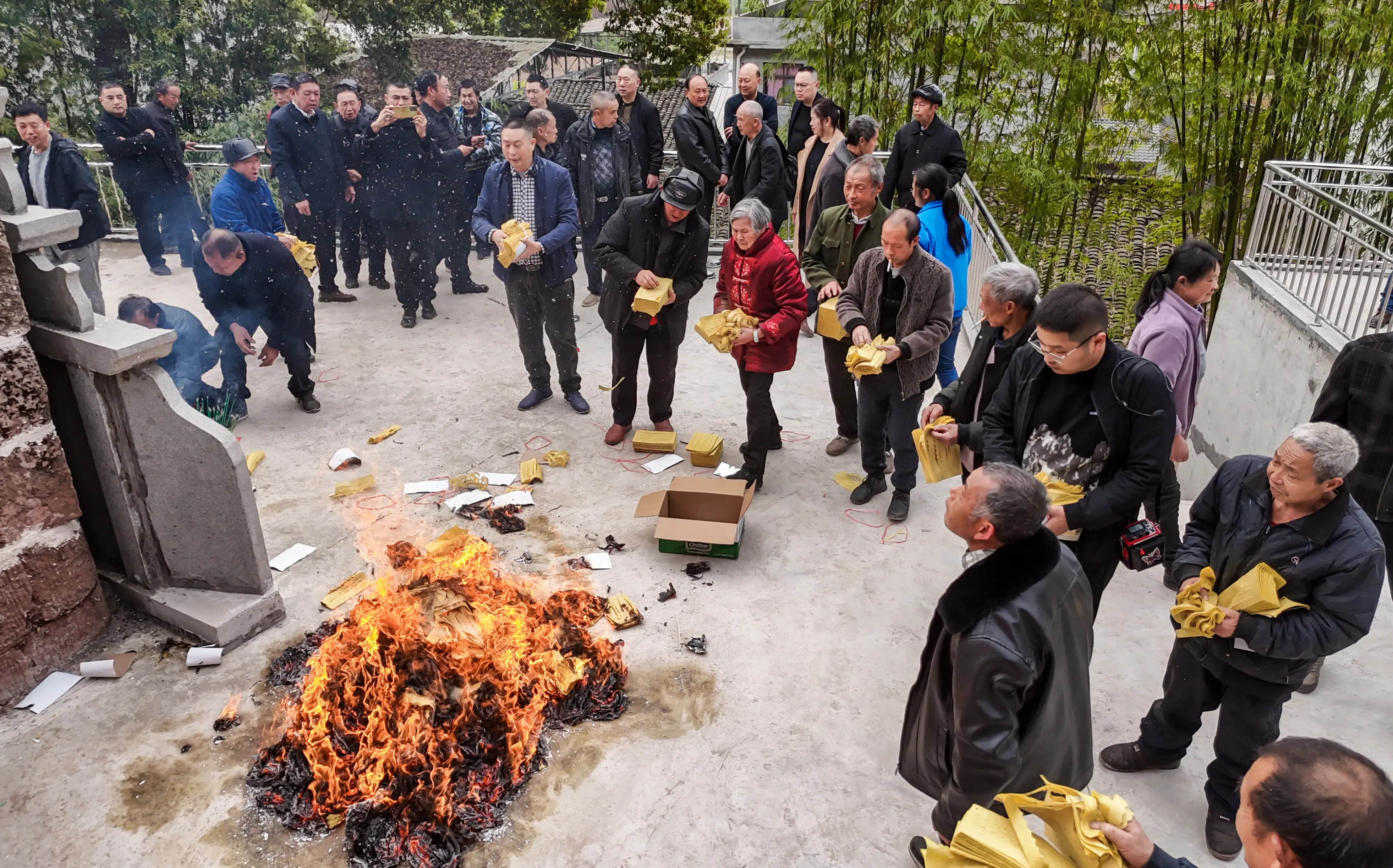 祭祖在现代社会是否被视为一种迷信行为？我们传承的究竟是一种形式，还是一种精神内核？