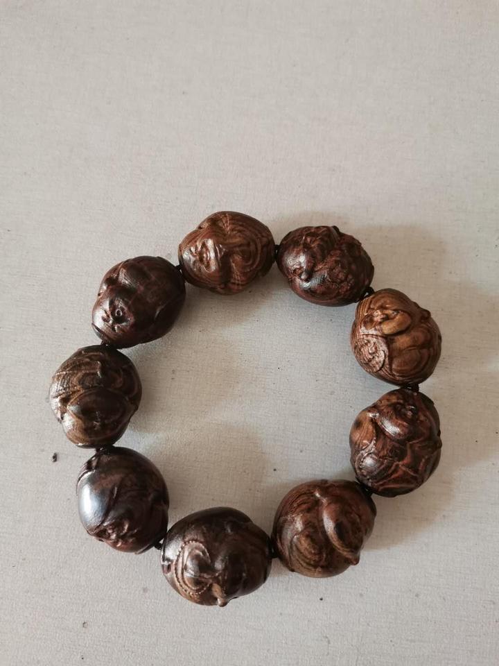 广西虎斑木雕刻手串,一样可以欣赏到它的纹理