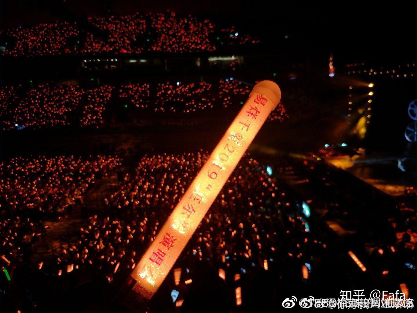 为什么tfboys的组合应援色是橙色个人应援色是蓝绿红呢