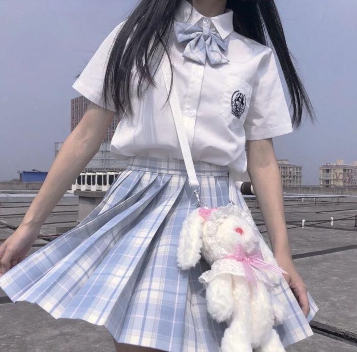 你能发一下你最喜欢的jk制服头像或者女生头像就是用手机遮挡住脸的