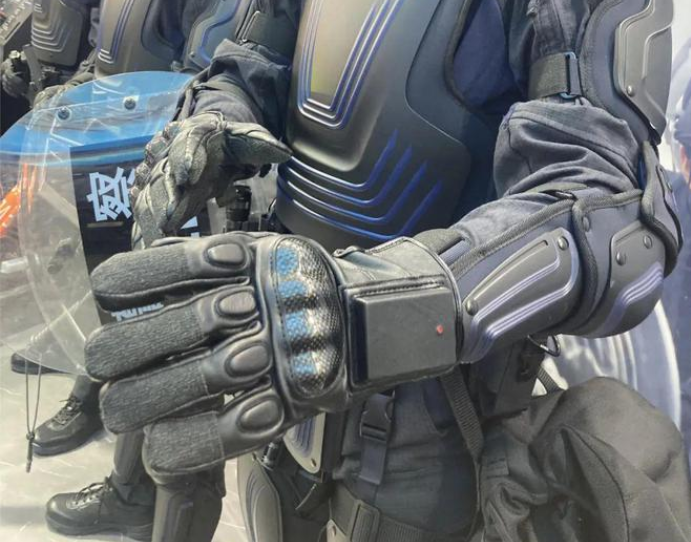 非致命性装备闪耀公安部警博会一招擒敌脉冲抓捕手套亮相