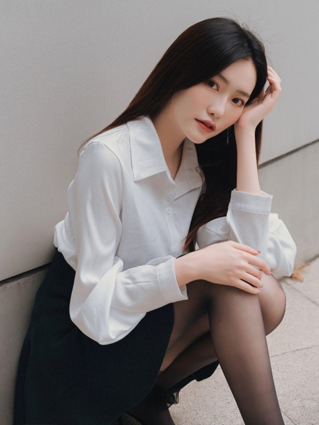 我们班的女老师总喜欢在夏天穿热裤,短裙,丝袜,我又一直坐讲台旁,每天