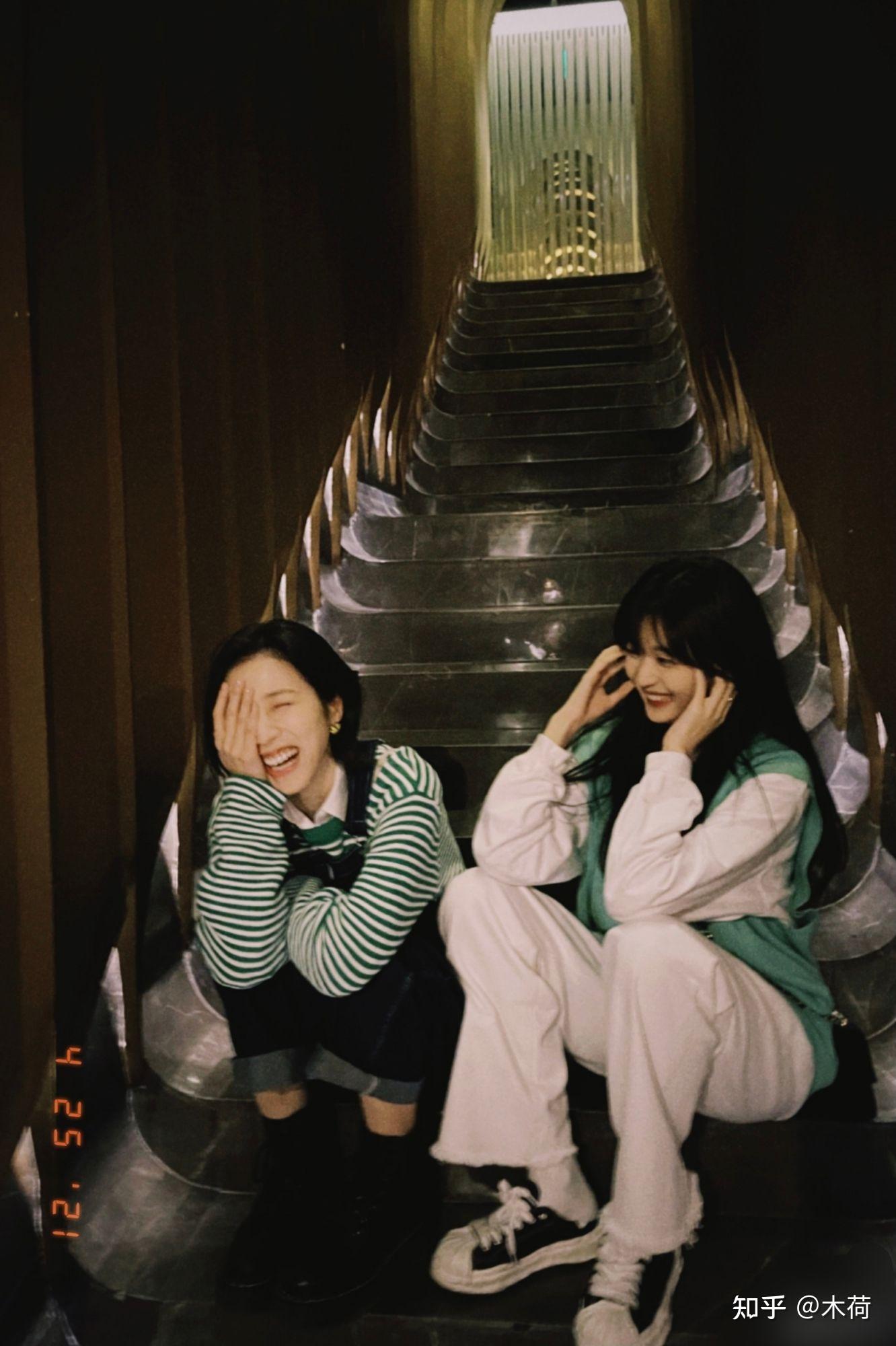 求闺蜜壁纸,最好是那种两个人的背影或者一起奔跑的,色调是那种不太亮