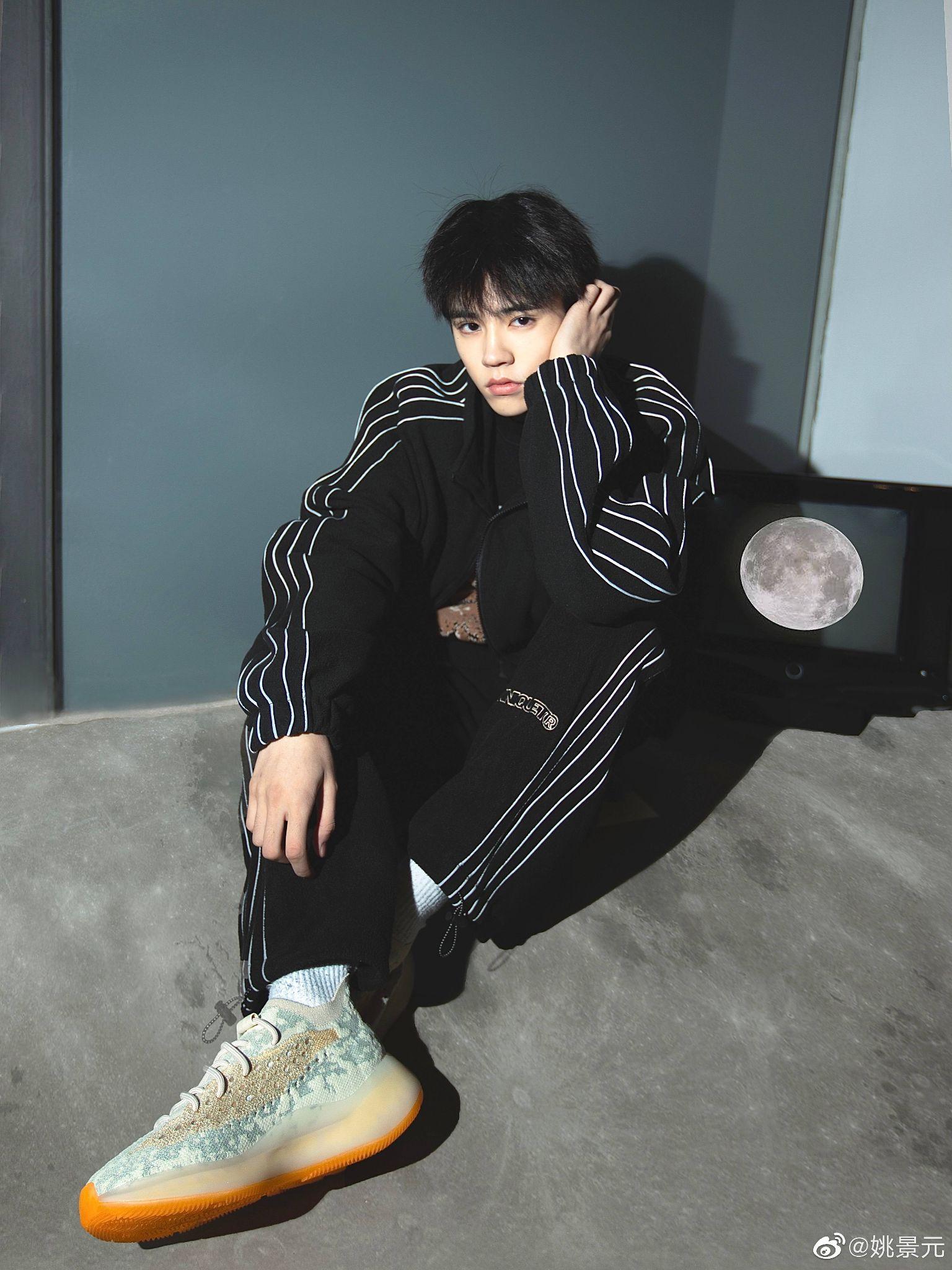 有没有真人的帅哥美女的图片可以做卡贴的?