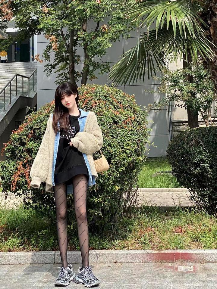 黑丝袜配上运动鞋怎么样?