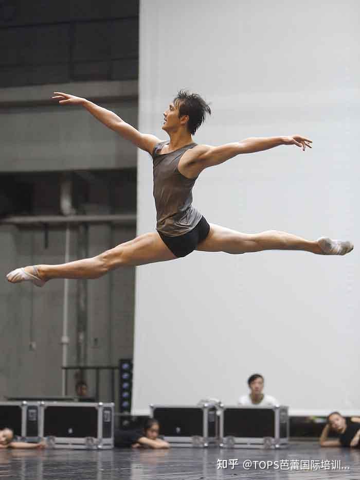 我想问一下成年男生学芭蕾该准备什么呢