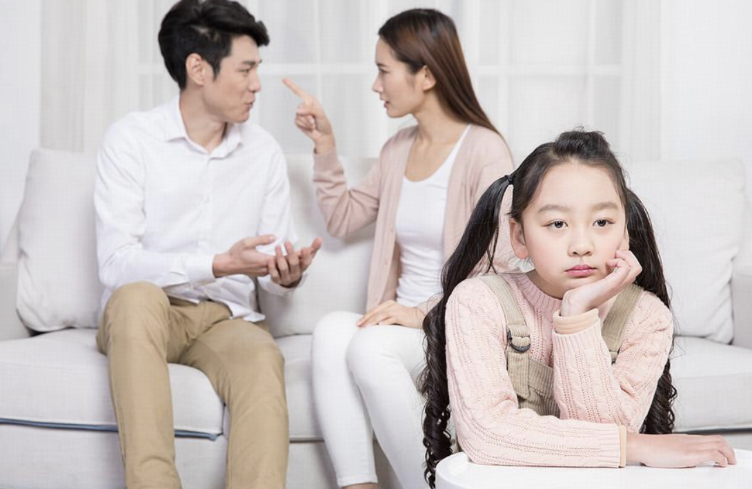 作为家长，确实不应该当着小孩子的面，说一些关于亲戚朋友的负面语言吗？
