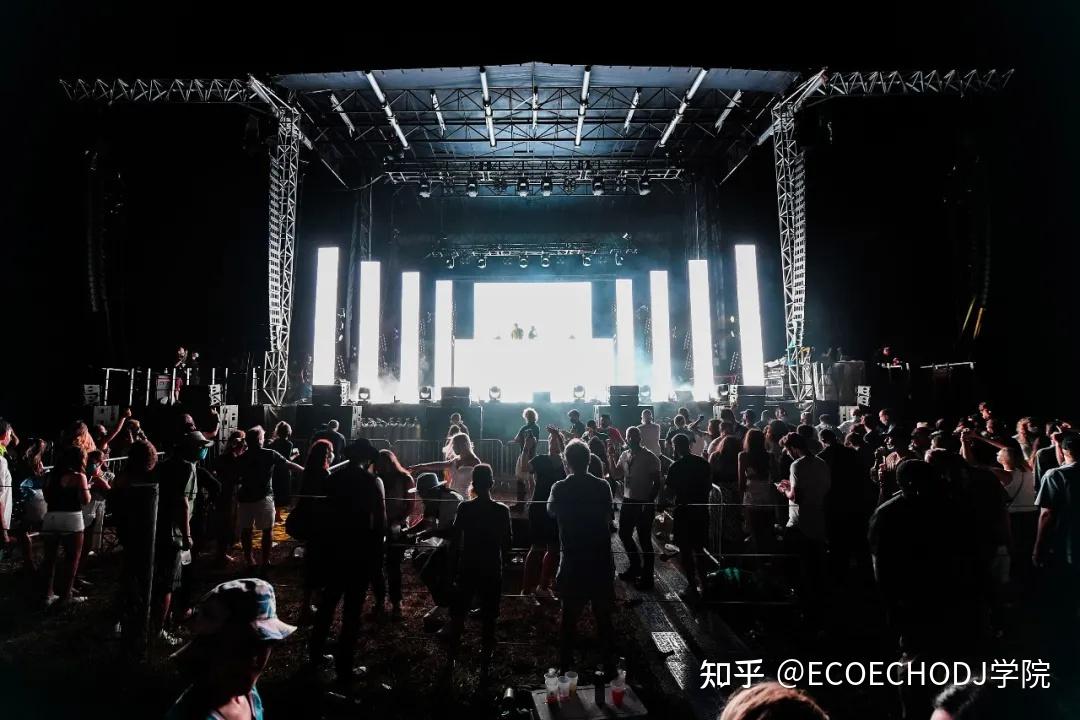 流量时代下的烟鬼The Chainsmokers - 知乎