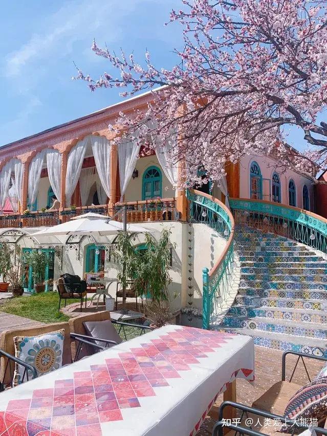 民宿取名"梵境",位于喀赞其民俗旅游区内,与周围蓝白色的景致对比