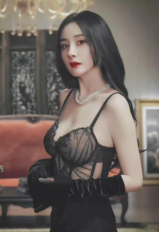 忆龄:36岁的杨幂,前凸后翘的身材更是引得众人侧目,你确定顶得住?