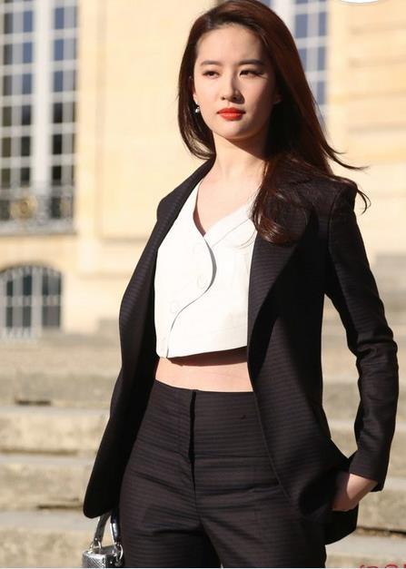 刘亦菲写真刘亦菲告诉你穿什么好看长得美就这么露性