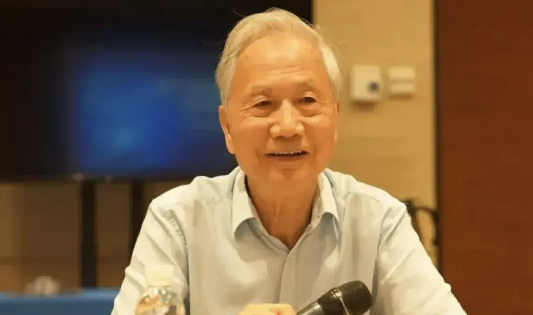 MiniMax创始人闫俊杰,河南小伙不贪财,26岁成博士,把实习生带成华为天才少年,32岁弃高薪创业,获黄仁勋赏识,阿里腾讯投资,IPO速度破 ...