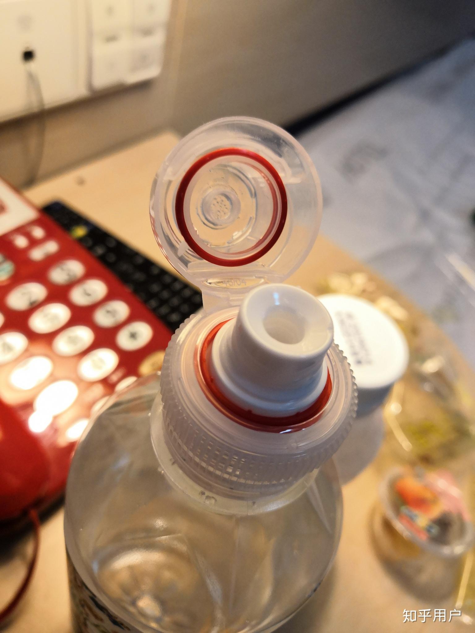 为什么很少有饮料采用农夫山泉矿泉水的瓶口设计?