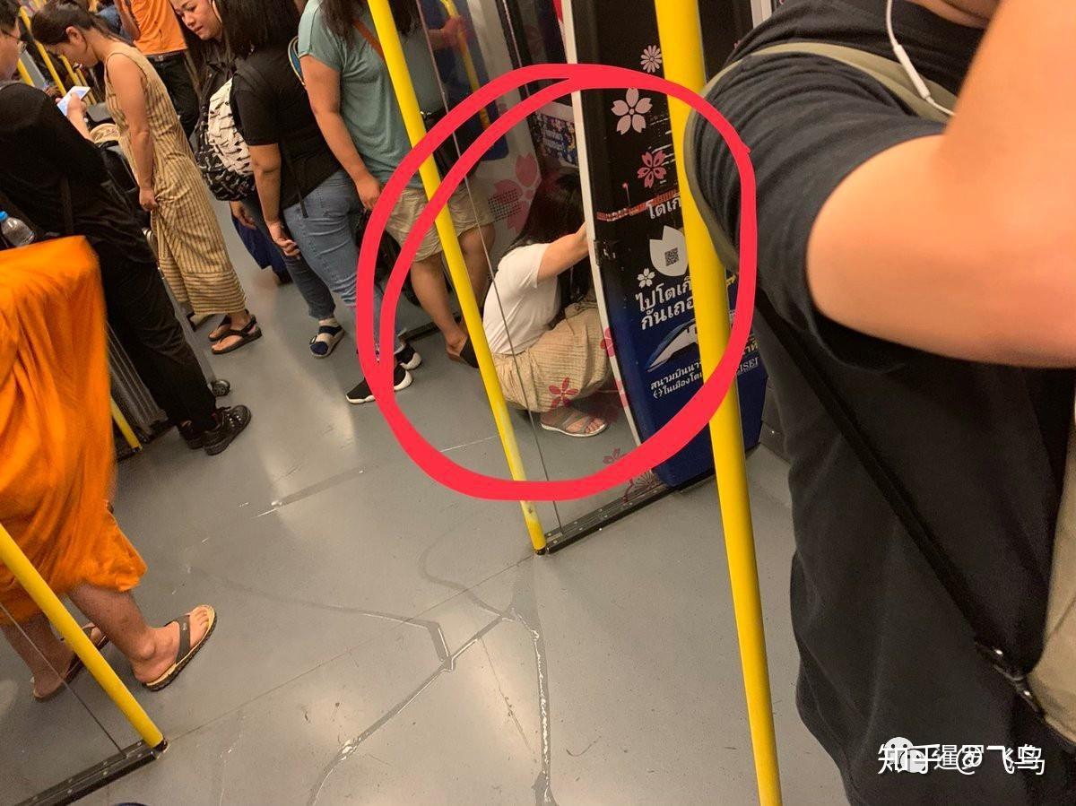 被泰国网友爆料的中国女游客机场快线车厢内尿一地你怎么看