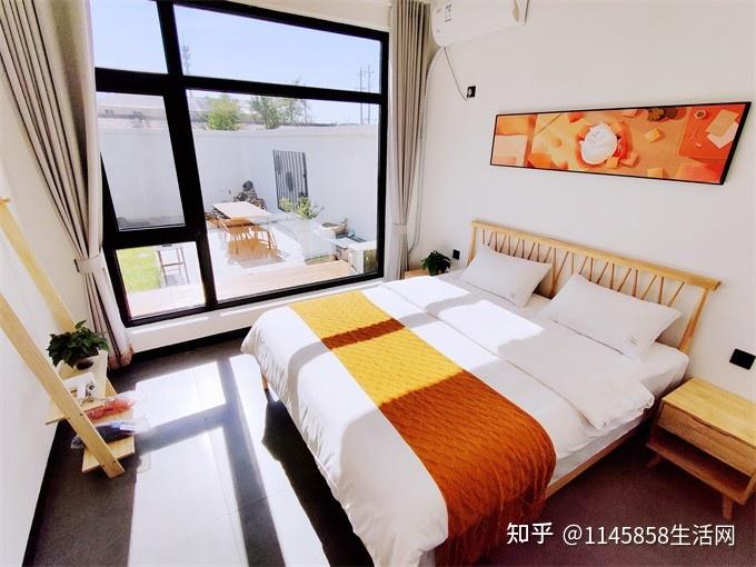 北京延庆的官厅水库,在岸边有一排排的旅游度假住宿,谁知道叫什么名字