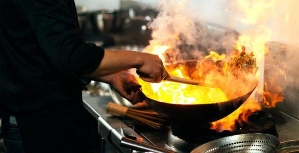 猛火爆炒之类的厨艺,可见炒菜炒的好吃跟厨师的技艺也就是跟人是有