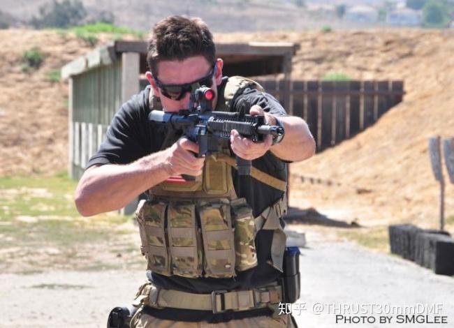 吃鸡中半截式握把轻型握把在现实中手是怎样放的中间的那些窟窿是干啥