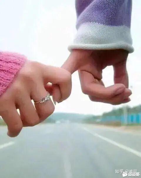 有没有情侣牵手的图片,只拍了手的那种? - 知乎