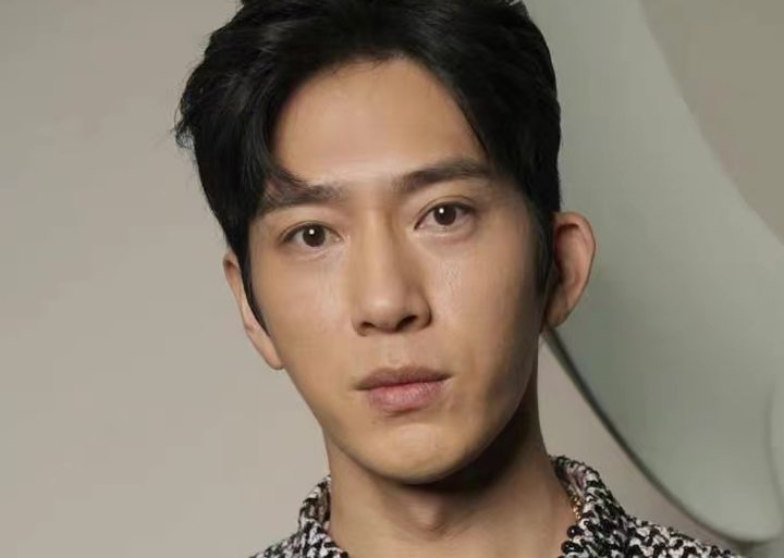 井柏然的双眼皮是典型失败案例