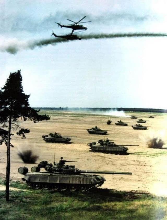 请问西方81那时后苏军装甲部队进攻的队形是怎样