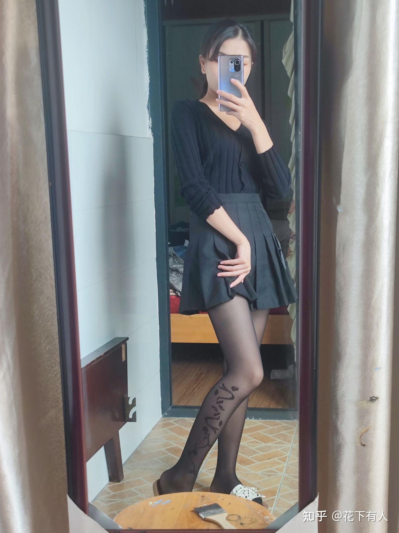 有些女的喜欢坐在椅子上脱下鞋抚摸自己的丝袜腿不知为什么会有这样的