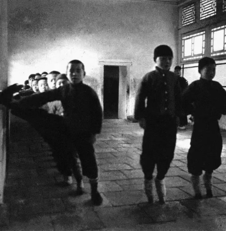 练功的发戏童右边两和男孩上练「旦角」发跷功