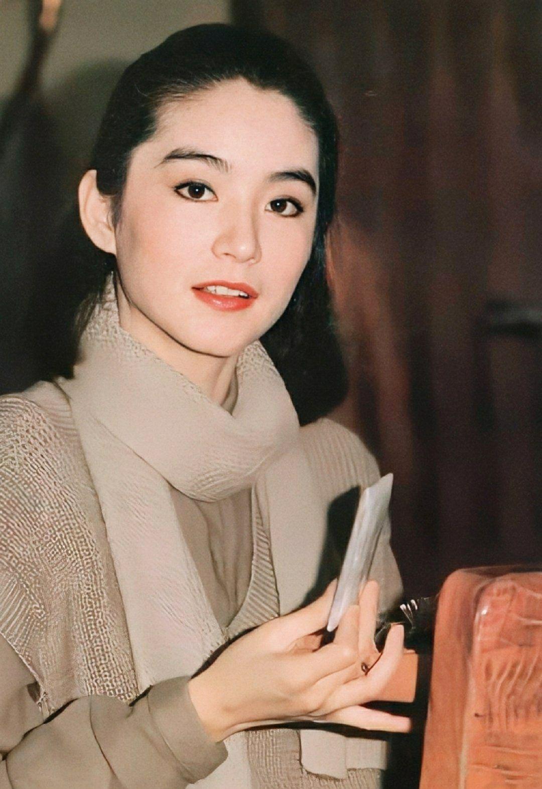 一直get不到林青霞倾国倾城的美点,也get不到她的英气,林青霞的美到底