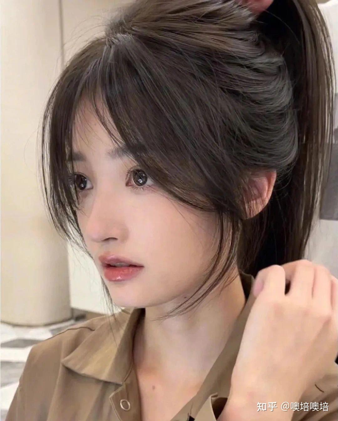 额头扁平且发际线低的女生适合什么发型?