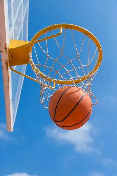 相比于足球，中国有很多人打篮球，为什么这几年篮球也不行了？