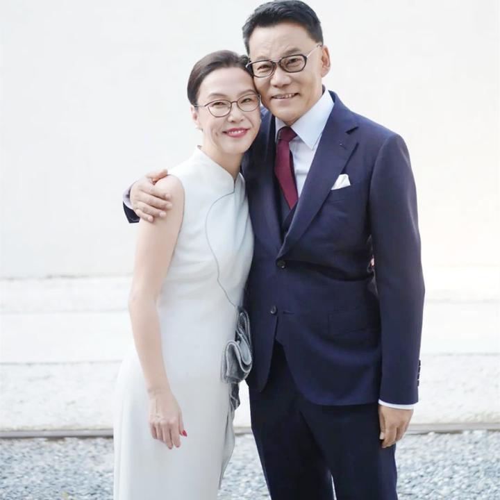 李国庆大婚喜迎白月光,张丹红三套礼服惊艳全场,腰间花朵藏玄机 - 知乎