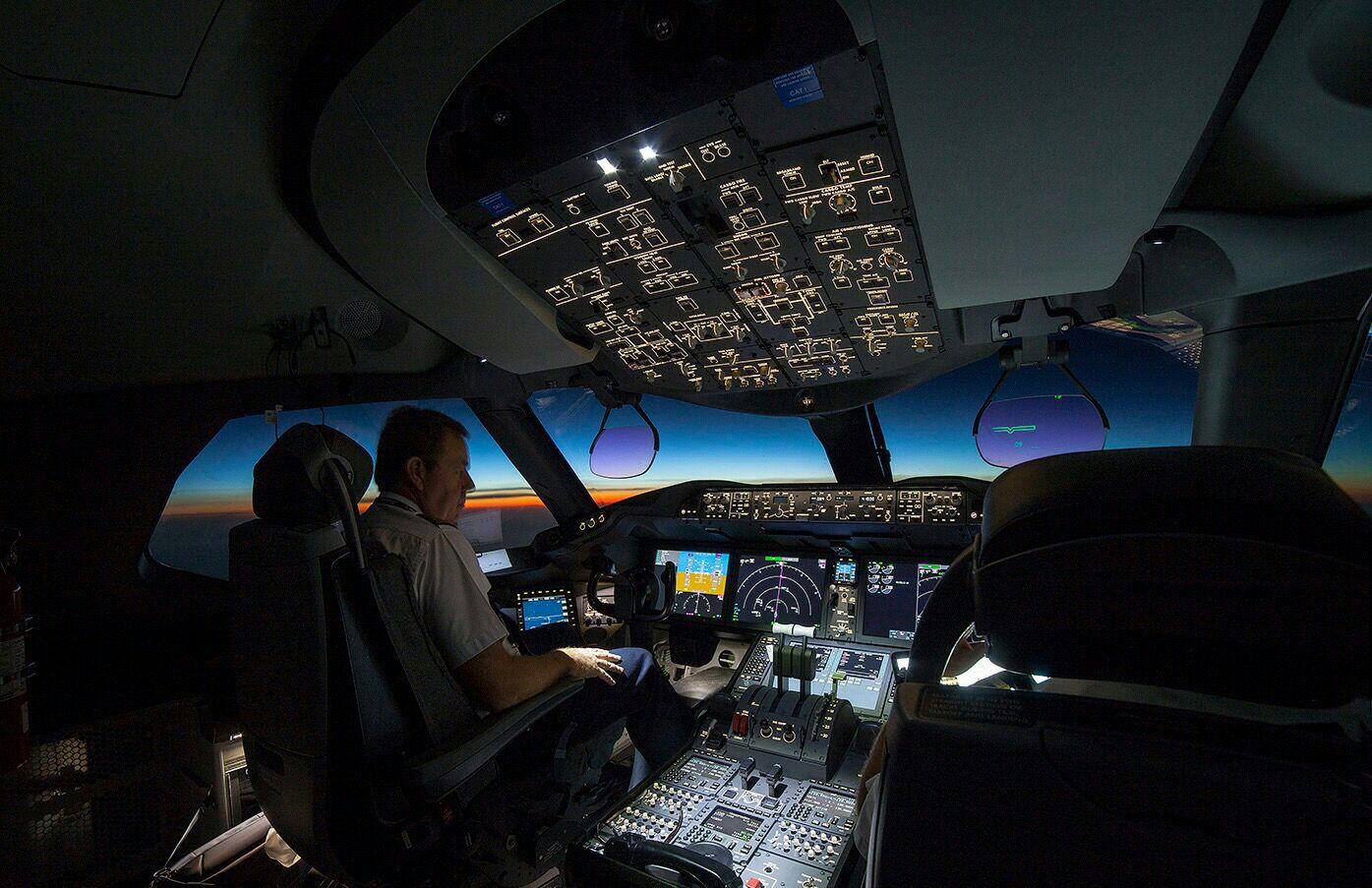 你们谁有民航客机驾驶舱的全图啊