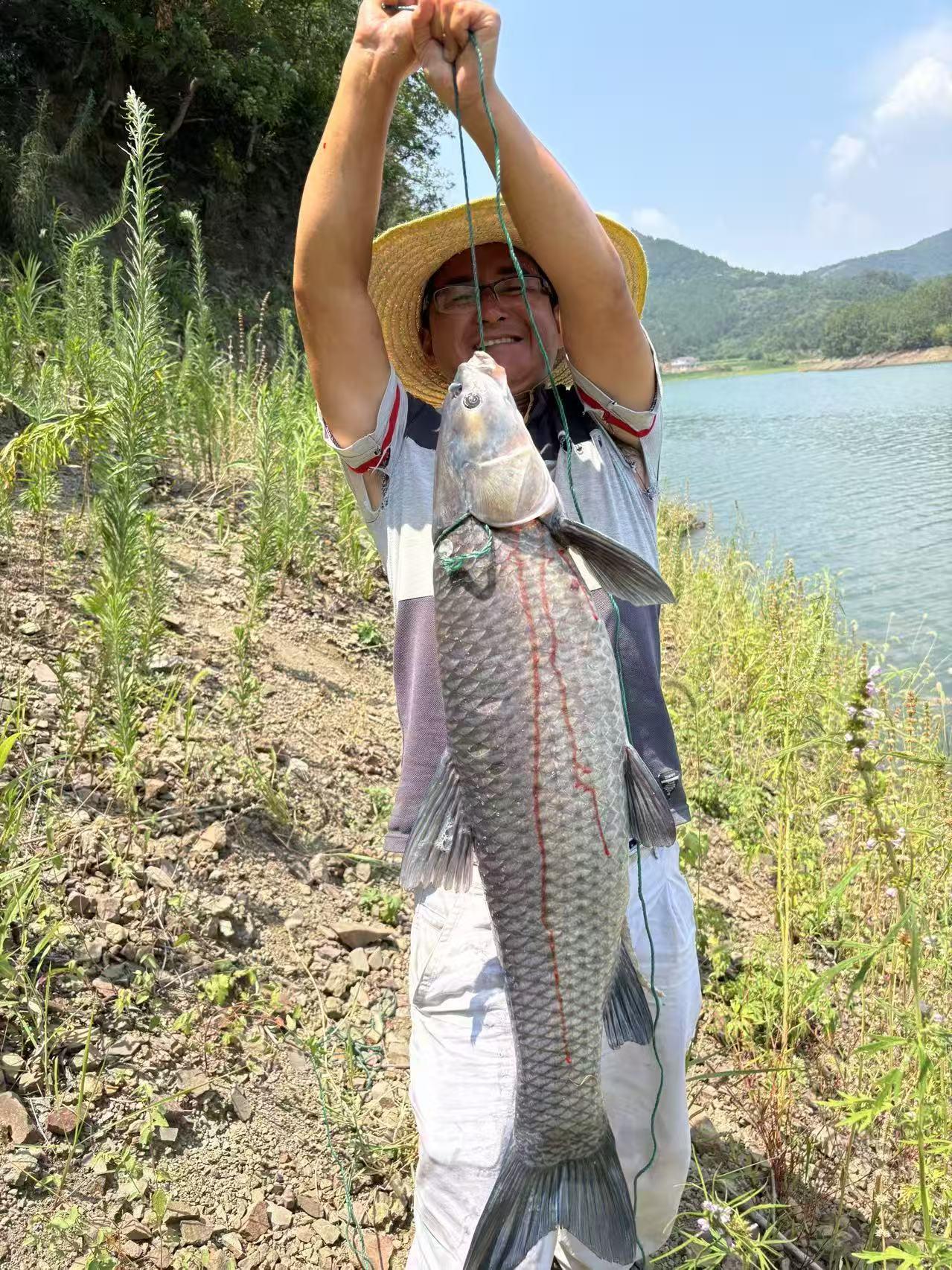 「中国钓王」邓刚钓获 73 斤野生花鲢,有网友质疑真实性,这么大的鱼有