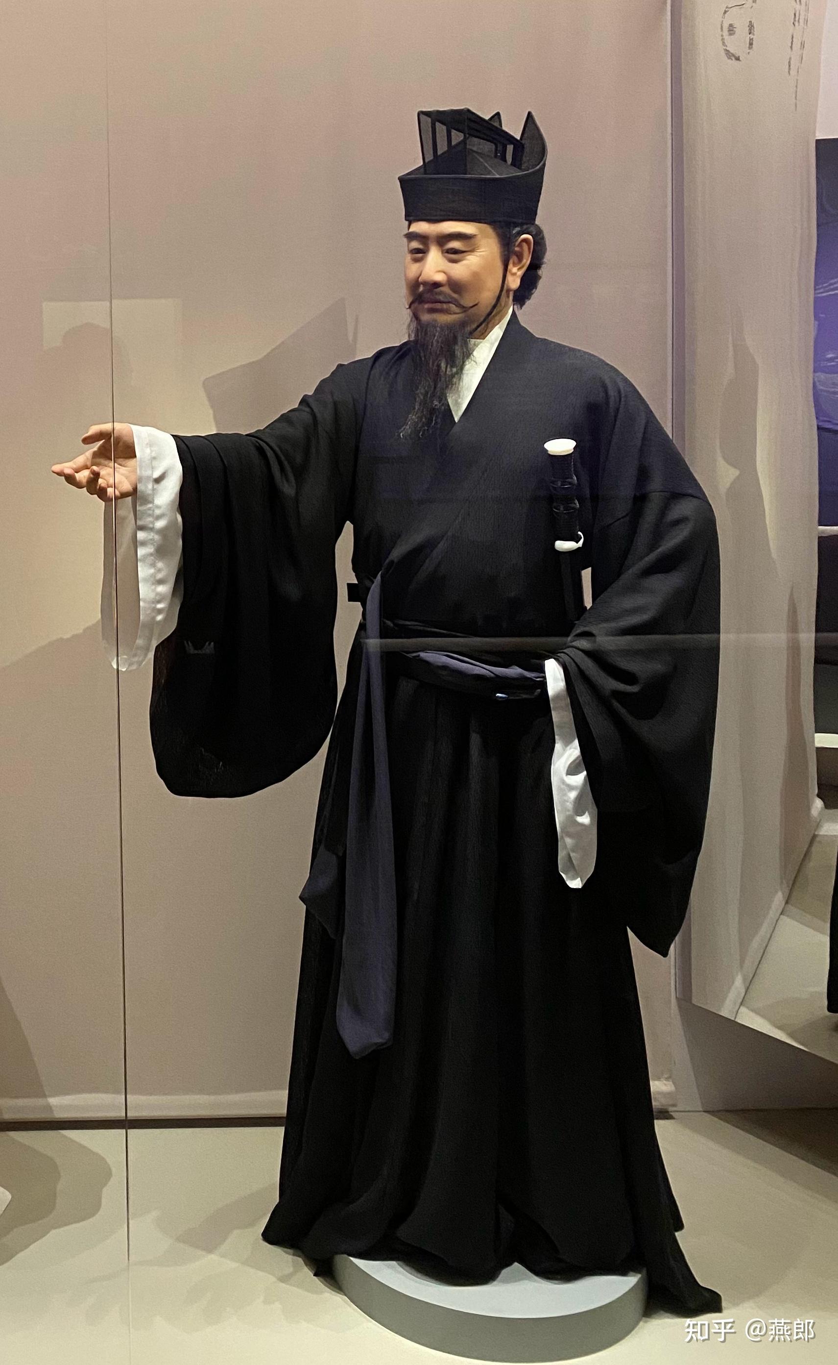 如何看待学士服配旗装云肩？ - 知乎