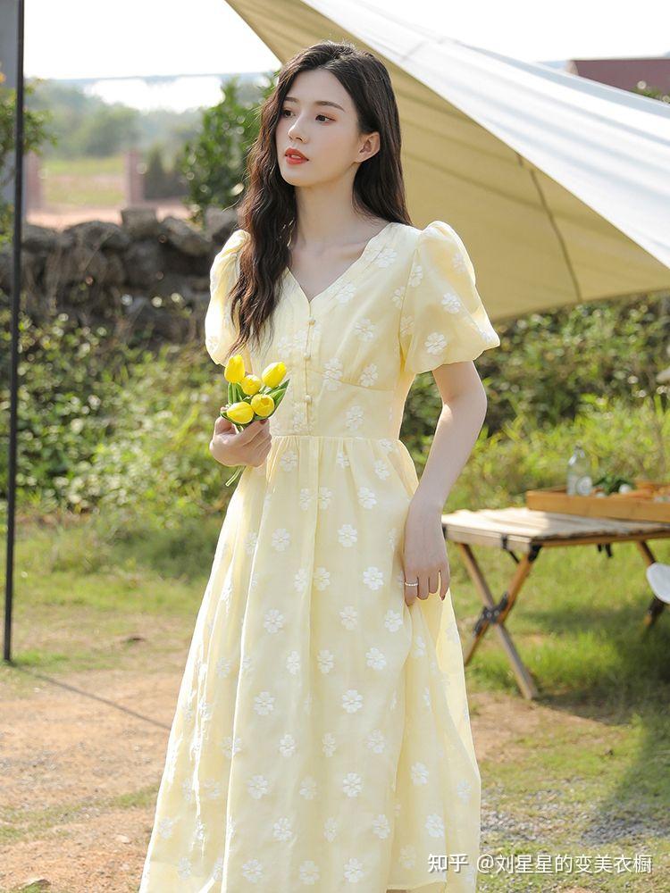 可以给我推荐几件淡黄的长裙吗?