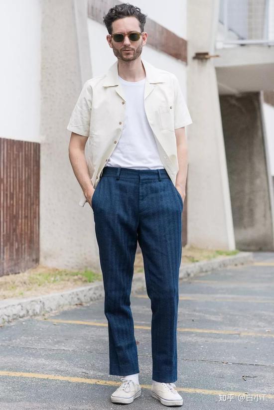 男生穿白t恤如何搭配
