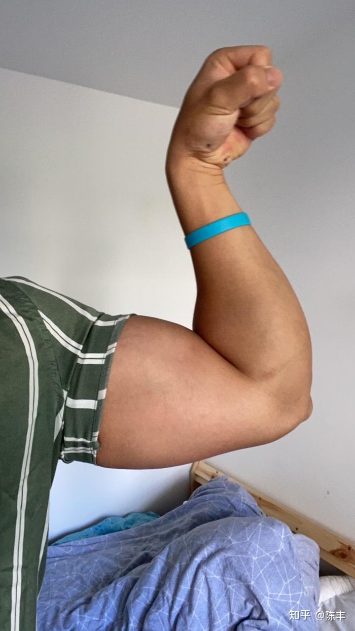 有关手臂的问题为何有的男生胳膊特别是前手臂比较细而有的男生手臂粗