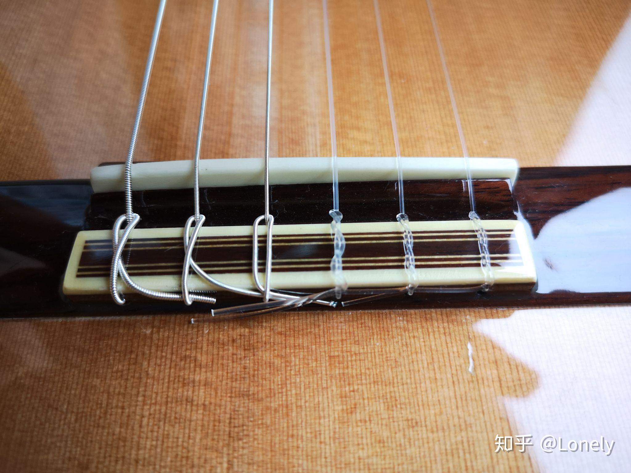 古典吉他琴桥每根弦有两个孔怎么上弦