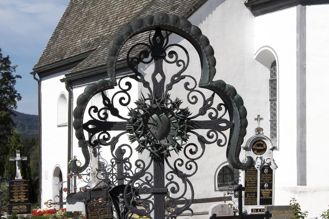 3. 艺术装饰化解