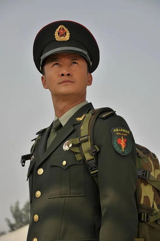 为什么在街头,几乎看不到警察像《杀破狼》刑警甄子丹一样,和罪犯吴京